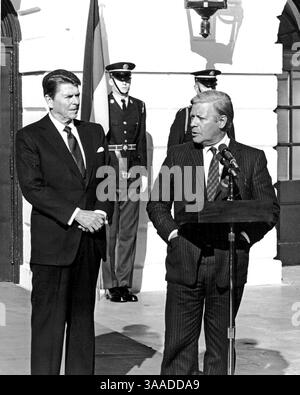 5. Januar 1982 – Washington, District of Columbia, Vereinigte Staaten von Amerika – Bundeskanzler Helmut Schmidt (auf dem Podium) spricht kurz vor seiner Abreise aus dem Weißen Haus in Washington, DC, während US-Präsident Ronald Reagan nach einem langen Treffen am 5. Januar 1982 von links zusieht. Schmidt äußerte sich beunruhigt über die hohen Zinssätze in den USA, aber es wird erwartet, dass er den Präsidenten in Polen unterstützen und kritisch gegenüber der Sowjetunion und ihrer Intervention in diesem Land sein wird. Helmut Schmidt starb am 10. November 2015 im Alter von 96 Jahren..Credit: Benjamin E. '' Stockfoto