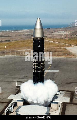 26. November 2002 - Great Falls, MT, Vereinigte Staaten von Amerika - Eine interkontinentale ballistische Atomrakete der United States Air Force Minuteman II LGM-118 wird am 10. August 1995 auf der Vandenberg Air Force Base in Great Falls, Montana getestet. Mit dem Ausscheiden dieser Rakete ist Präsident Bushs Befehl "Stand-down" von 1991 abgeschlossen, mit dem alle Minuteman-II-Raketen aus der Alarmbereitschaft genommen wurden. (Bild: © Sa John A. Turner/Planet Pix via ZUMA Wire) Stockfoto