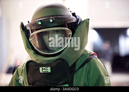 5. November 2014: Loveland, CO, Vereinigte Staaten von Amerika: Cory Ahlf, Stabsmann der US-Luftwaffe, posiert am 5. November 2014 in Loveland, Colorado, in einem EOD-9-Bombenanzug. (Kreditbild: © LAN Kim/Planet Pix via ZUMA Wire) Stockfoto