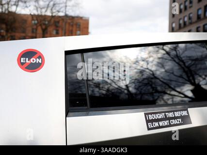 New York, Usa. 31. März 2025. Mehr als ein Aufkleber „Ich habe das gekauft, bevor Elon verrückt wurde“ ist auf einem Tesla Cybertruck geklebt, der am Montag, den 31. März 2025 in New York City geparkt wurde. Die Tesla-Aktien fallen im ersten Quartal um 36 % zurück, was die schlechteste Leistung seit 2022 in jedem Zeitraum bedeutet. Foto: John Angelillo/UPI Credit: UPI/Alamy Live News Stockfoto