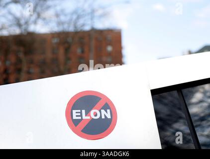 New York, Usa. 31. März 2025. Mehr als ein Aufkleber „Ich habe das gekauft, bevor Elon verrückt wurde“ ist auf einem Tesla Cybertruck geklebt, der am Montag, den 31. März 2025 in New York City geparkt wurde. Die Tesla-Aktien fallen im ersten Quartal um 36 % zurück, was die schlechteste Leistung seit 2022 in jedem Zeitraum bedeutet. Foto: John Angelillo/UPI Credit: UPI/Alamy Live News Stockfoto