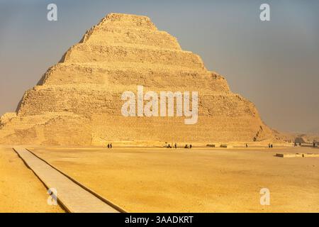 Kairo, Ägypten; 20. Januar 2024: Erkunden Sie Memphis Stufenpyramide, Djosers großes Grab in Sakkara, Ägypten. Entdecken Sie die innovative Architektur. Stockfoto