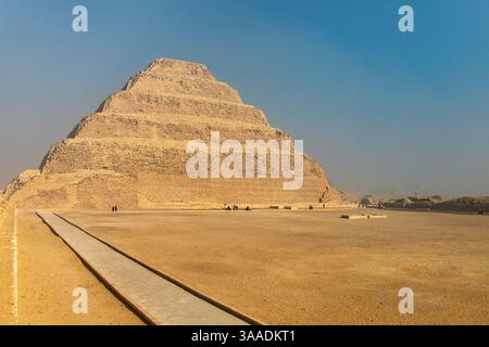 Kairo, Ägypten; 20. Januar 2024: Erkunden Sie die große Stufenpyramide von Djoser in Sakkara, Ägypten, ein bemerkenswertes Bauwerk des alten Ägyptens. Stockfoto
