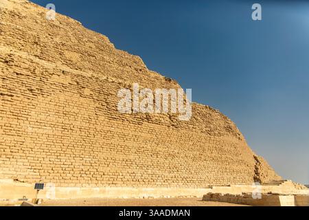 Kairo, Ägypten; 20. Januar 2024: Erleben Sie antike Ingenieurskunst in der Zoser-Stufenpyramide in Sakkara, Teil von Memphis, Ägyptens Nekropolis. Stockfoto