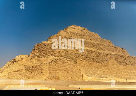 Kairo, Ägypten; 20. Januar 2024: Erkunden Sie die Zoser-Stufenpyramide in Sakkara, ein bedeutendes Wahrzeichen in der alten Memphis-Nekropole in Ägypten. Entdecken. Stockfoto