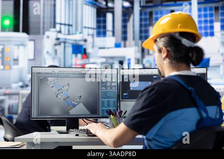 Datenanalyst in Photovoltaik-Anlagen prüft Effizienzberichte über PC und interpretiert Trends zur Verbesserung der Produktionsleistung. Der Ingenieur der Solaranlage erkennt potenzielle Systemausfälle Stockfoto