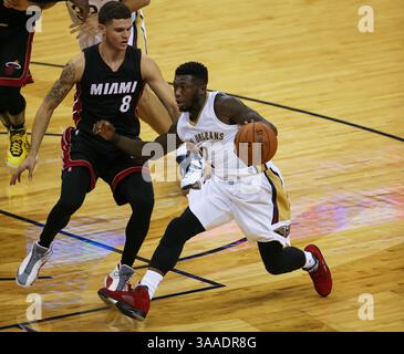 23. Oktober 2015: Die New Orleans Pelicans schützen Nate Robinson (2) während des Spiels zwischen den Miami Heat und den New Orleans Pelicans im Smoothie King Center in New Orleans, LA. Stephen Lew/CSM(Bild: © Stephen Lew/CSM via ZUMA Wire) Stockfoto