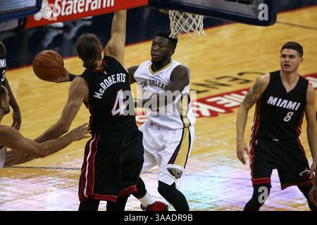 23. Oktober 2015: Die New Orleans Pelicans schützen Nate Robinson (2) während des Spiels zwischen den Miami Heat und den New Orleans Pelicans im Smoothie King Center in New Orleans, LA. Stephen Lew/CSM(Bild: © Stephen Lew/CSM via ZUMA Wire) Stockfoto