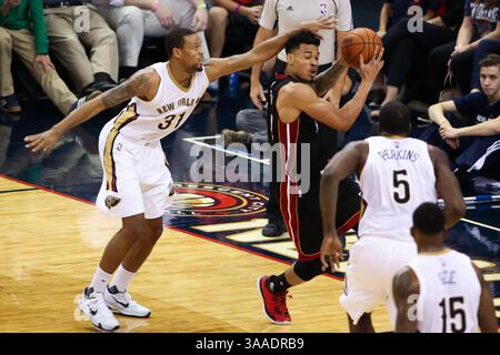 23. Oktober 2015: Der Miami Heat Guard Gerald Green (14) wird vom New Orleans Pelicans Guard Bryce Dejean-Jones (31) während des Spiels zwischen den Miami Heat und den New Orleans Pelicans im Smoothie King Center in New Orleans, LA, angegriffen. Stephen Lew/CSM(Bild: © Stephen Lew/CSM via ZUMA Wire) Stockfoto