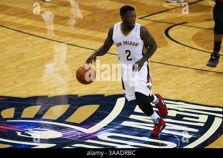 23. Oktober 2015: Die New Orleans Pelicans schützen Nate Robinson (2) während des Spiels zwischen den Miami Heat und den New Orleans Pelicans im Smoothie King Center in New Orleans, LA. Stephen Lew/CSM(Bild: © Stephen Lew/CSM via ZUMA Wire) Stockfoto