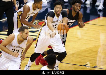 23. Oktober 2015: Anthony Davis (23) der New Orleans Pelicans, der den Ball während des Spiels zwischen den Miami Heat und den New Orleans Pelicans im Smoothie King Center in New Orleans, LA, übergibt. Stephen Lew/CSM(Bild: © Stephen Lew/CSM via ZUMA Wire) Stockfoto