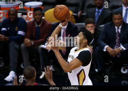 23. Oktober 2015: Anthony Davis (23) schießt während des Spiels zwischen den Miami Heat und den New Orleans Pelicans im Smoothie King Center in New Orleans, LA. Die New Orleans Pelicans besiegen die Miami Heat 93-90. Stephen Lew/CSM(Bild: © Stephen Lew/CSM via ZUMA Wire) Stockfoto