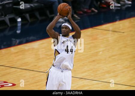 23. Oktober 2015: Dante Cunningham (44) im Smoothie King Center in New Orleans, LA, wurde von den New Orleans Pelicans im Spiel zwischen den Miami Heat und den New Orleans Pelicans gespielt. Die New Orleans Pelicans besiegen die Miami Heat 93-90. Stephen Lew/CSM(Bild: © Stephen Lew/CSM via ZUMA Wire) Stockfoto