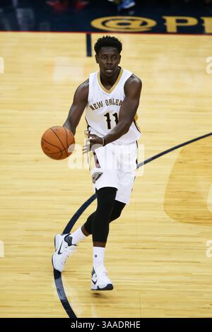 23. Oktober 2015: Die New Orleans Pelicans schützen Jrue Holiday (11) während des Spiels zwischen den Miami Heat und den New Orleans Pelicans im Smoothie King Center in New Orleans, LA. Die New Orleans Pelicans besiegen die Miami Heat 93-90. Stephen Lew/CSM(Bild: © Stephen Lew/CSM via ZUMA Wire) Stockfoto