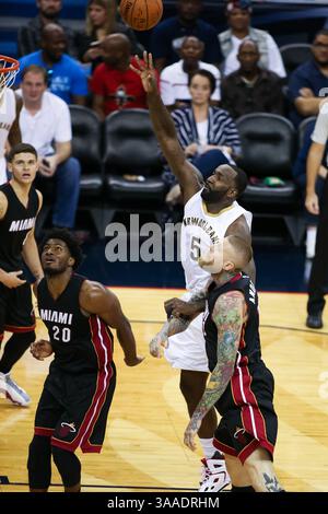 23. Oktober 2015: Kendrick Perkins (5) während des Spiels zwischen den Miami Heat und den New Orleans Pelicans im Smoothie King Center in New Orleans, LA. Die New Orleans Pelicans besiegen die Miami Heat 93-90. Stephen Lew/CSM(Bild: © Stephen Lew/CSM via ZUMA Wire) Stockfoto