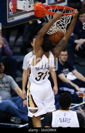 23. Oktober 2015: Der Aufseher der New Orleans Pelicans Bryce Dejean-Jones (31) taucht den Ball während des Spiels zwischen den Miami Heat und den New Orleans Pelicans im Smoothie King Center in New Orleans, LA. Die New Orleans Pelicans besiegen die Miami Heat 93-90. Stephen Lew/CSM(Bild: © Stephen Lew/CSM via ZUMA Wire) Stockfoto