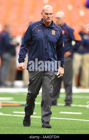 24. Oktober 2015: Scott Shafer, Cheftrainer von Syracuse Orange, sieht sich vor dem Spiel gegen die Pittsburgh Panthers eines NCAA-Fußballspiels am Samstag, den 24. Oktober 2015, im Carrier Dome in Syracuse, New York, an. Rich Barnes/CSM(Bild: © Rich Barnes/CSM via ZUMA Wire) Stockfoto