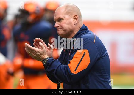 24. Oktober 2015: Scott Shafer, Cheftrainer von Syracuse Orange, sieht sich vor dem Spiel gegen die Pittsburgh Panthers eines NCAA-Fußballspiels am Samstag, den 24. Oktober 2015, im Carrier Dome in Syracuse, New York, an. Rich Barnes/CSM(Bild: © Rich Barnes/CSM via ZUMA Wire) Stockfoto