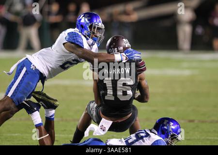 24. Oktober 2015: Joe Morrow (16) wird im Davis Wade Stadium in Starkville (MS) von Kentucky Wildcats Safety Darius West (25) im NCAA Football-Spiel zwischen den Mississippi State Bulldogs und den Kentucky Wildcats angegriffen. Chuck Lick/CSM(Kreditbild: © Chuck Lick/CSM via ZUMA Wire) Stockfoto
