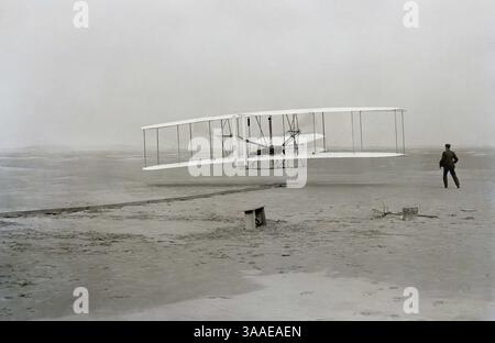 17. Dezember 1903 - Kill Devil Hills, North Carolina, Vereinigte Staaten von Amerika - Wilbur Wright beobachtet als Bruder Orville Wright den Wright Flyer während des ersten erfolgreichen Langstreckenflugs am 17. Dezember 1903 in Kill Devil Hills, North Carolina. (Bild: © Library of Congress/Planet Pix via ZUMA Wire) Stockfoto