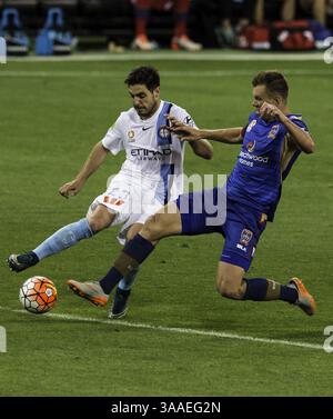 30. Oktober 2015: Bruno Fornaroli (#23) aus Melbourne City versucht, den Ball vor Daniel Mullen (#2) aus Newcastle Jets während des vierten Runde-Spiels zwischen Melbourne City und Newcastle Jets im AAMI Park in Melbourne, Australien während der australischen A-League-Saison 2015/2016 zu passieren. (Kreditbild: © Theo Karanikos via ZUMA Wire) Stockfoto