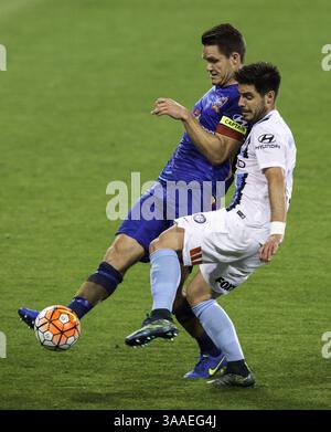 30. Oktober 2015: Nigel Boogaard (#4) von Newcastle Jets (L) und Bruno Fornaroli (#23) von Melbourne City im vierten Runde des Spiels zwischen Melbourne City und Newcastle Jets im AAMI Park in Melbourne (Australien) während der australischen A-League-Saison 2015/2016. (Kreditbild: © Theo Karanikos via ZUMA Wire) Stockfoto