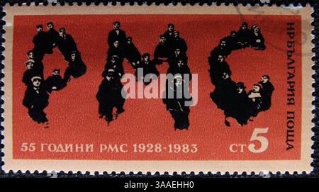 ISTANBUL, TÜRKEI - 03. JANUAR 2021: Bulgarische Briefmarke zeigt 55. Jahrestag der Komsomol-Jugendbewegung um 1983 Stockfoto