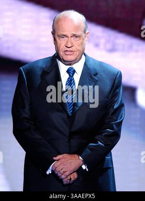 2. September 2004 - New York, New York, Vereinigte Staaten von Amerika - auf diesem Foto stellt Fred Thompson, Star der NBC-Fernsehserie „Law & Order“, ein Video über US-Präsident George W. Bush auf der Republican Convention 2004 im Madison Square Garden in New York, New York, vor 2004. Thompson ist ehemaliger Senator der Vereinigten Staaten (Republikaner von Tennessee) und diente dem Senate Watergate Committee als Minderheitenberater. Er trat auch in Filmen wie The Hunt for Red October mit Sean Connery auf. Thompsons Familie gab bekannt, dass er awa verstarb Stockfoto