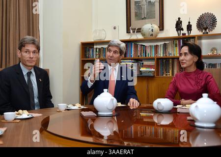 10. August 2014 - Rangoon, Birma - US-Außenministerin John Kerry trifft sich mit der Friedensnobelpreisträgerin und Oppositionsführerin Aung San Suu Kyi während eines Besuchs in ihrem Haus am 10. August 2014 in Rangun, Birma. (Kreditbild: © US State Department/Planet Pix via ZUMA Wire) Stockfoto