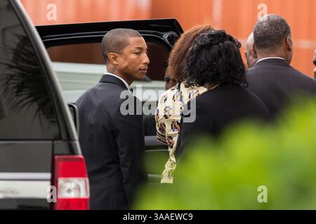 1. November 2015 – Charleston, SC, USA – Superstar Pharrell Williams dankt Familienmitgliedern der Charleston 9-Schießerei vor der historischen Mutter-Emanuel-AME-Kirche, nachdem sie am 1. November 2015 in Charleston, South Carolina mit dem Gospel-Chor gespielt haben. Die Kirche war Schauplatz des Massenschießens, bei dem neun Menschen im Juni 2015 getötet wurden, und wird Teil eines Programms über Rassenbeziehungen sein, das von A+E Networks produziert wird. (Bild: © Richard Ellis Via ZUMA Wire) Stockfoto