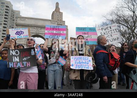 New York, USA. New York, New York, USA. 31. März 2025. Demonstranten treffen sich am 31. März 2025 zum Trans Day of Visibility im Washington Square Park in New York. (Kreditbild: © Bryan Smith/ZUMA Press Wire) NUR REDAKTIONELLE VERWENDUNG! Nicht für kommerzielle ZWECKE! Quelle: ZUMA Press, Inc./Alamy Live News Stockfoto