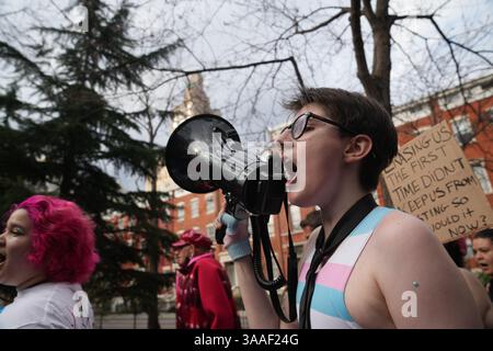 New York, USA. New York, New York, USA. 31. März 2025. Demonstranten treffen sich am 31. März 2025 zum Trans Day of Visibility im Washington Square Park in New York. (Kreditbild: © Bryan Smith/ZUMA Press Wire) NUR REDAKTIONELLE VERWENDUNG! Nicht für kommerzielle ZWECKE! Quelle: ZUMA Press, Inc./Alamy Live News Stockfoto