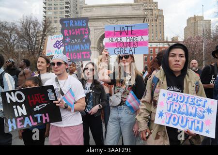 New York, USA. New York, New York, USA. 31. März 2025. Demonstranten treffen sich am 31. März 2025 zum Trans Day of Visibility im Washington Square Park in New York. (Kreditbild: © Bryan Smith/ZUMA Press Wire) NUR REDAKTIONELLE VERWENDUNG! Nicht für kommerzielle ZWECKE! Quelle: ZUMA Press, Inc./Alamy Live News Stockfoto