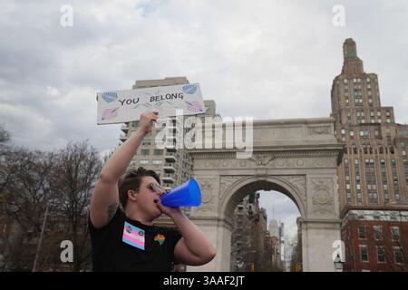 New York, USA. New York, New York, USA. 31. März 2025. Demonstranten treffen sich am 31. März 2025 zum Trans Day of Visibility im Washington Square Park in New York. (Kreditbild: © Bryan Smith/ZUMA Press Wire) NUR REDAKTIONELLE VERWENDUNG! Nicht für kommerzielle ZWECKE! Quelle: ZUMA Press, Inc./Alamy Live News Stockfoto