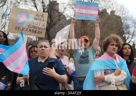 New York, USA. New York, New York, USA. 31. März 2025. Demonstranten treffen sich am 31. März 2025 zum Trans Day of Visibility im Washington Square Park in New York. (Kreditbild: © Bryan Smith/ZUMA Press Wire) NUR REDAKTIONELLE VERWENDUNG! Nicht für kommerzielle ZWECKE! Quelle: ZUMA Press, Inc./Alamy Live News Stockfoto