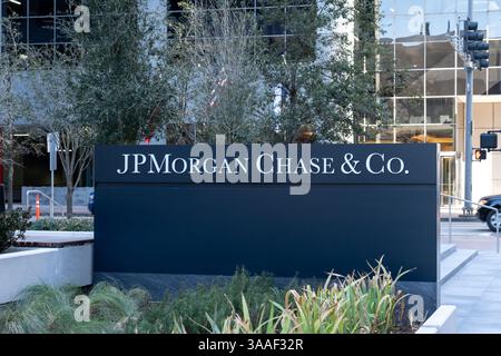 Houston, Texas, USA - 27. Februar 2022: Eingang zum Bürogebäude von JPMorgan Chase Co. In Houston. Stockfoto