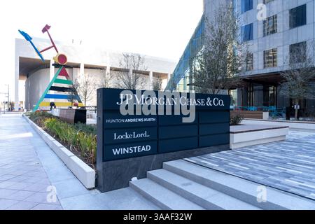 Houston, Texas, USA - 27. Februar 2022: Eingang zum Bürogebäude von JPMorgan Chase Co. In Houston. Stockfoto