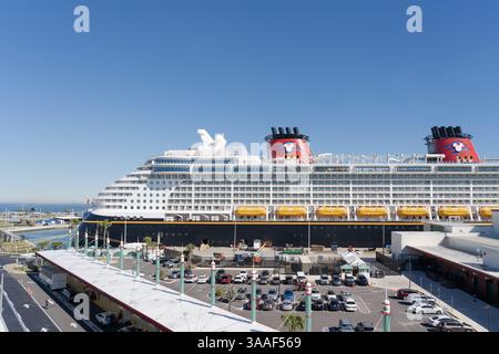 Cape Canaveral, FL, USA - 15. Januar 2022: Ein Disney-Kreuzfahrtschiff am Port Canaveral Terminal in FL, USA. Stockfoto