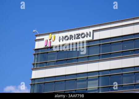 Deerfield, Illinois, USA - 27. März 2022: Das Horizon-Schild auf dem Gebäude ist am Hauptsitz in Deerfield, Illinois, USA, zu sehen. Stockfoto