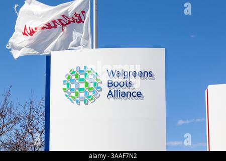 Deerfield, Illinois, USA – 27. März 2022: Das Schild der Walgreens Boots Alliance am Hauptsitz in Deerfield, Illinois, USA. Stockfoto