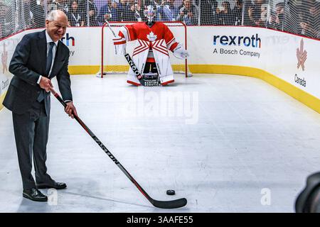 Messerundgang von Bundeskanzler Olaf Scholz Hannover Messe 2025: Halle 6, Stand D 26, Firma Bosch Rexroth, Olaf Scholz SPD Bundeskanzler am Eishockey-Roboter Hannover Messe, Messegelände Niedersachsen, Region Hannover Deutschland *** Rundgang durch die Messe von Bundeskanzler Olaf Scholz Hannover Messe 2025 Halle 6, Stand D 26, Bosch Rexroth, Olaf Scholz SPD Bundeskanzler auf der Eishockeyroboter Hannover Messe Hannover Messe Hannover Messe Hannover Messe Hannover Messe Hannover Messe, Deutschland, Deutschland, Hannover Messe Hannover Messe Hannover Messe Hannover Messe Hannover Niedersachsen Stockfoto