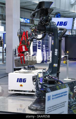 Messerundgang von Bundeskanzler Olaf Scholz Hannover Messe 2025: Halle 6, Stand A 18, Firma IBG Automation Hannover Messe, Messegelände Niedersachsen, Region Hannover Deutschland *** Messerundgang durch Bundeskanzler Olaf Scholz Hannover Messe 2025 Halle 6, Stand A 18, Unternehmen IBG Automation Hannover Messe, Niedersachsen Messe, Region Hannover Deutschland Stockfoto