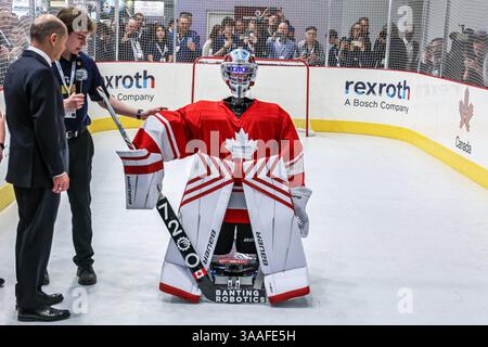 Messerundgang von Bundeskanzler Olaf Scholz Hannover Messe 2025: Halle 6, Stand D 26, Firma Bosch Rexroth, Olaf Scholz SPD Bundeskanzler am Eishockey-Roboter Hannover Messe, Messegelände Niedersachsen, Region Hannover Deutschland *** Rundgang durch die Messe von Bundeskanzler Olaf Scholz Hannover Messe 2025 Halle 6, Stand D 26, Bosch Rexroth, Olaf Scholz SPD Bundeskanzler auf der Eishockeyroboter Hannover Messe Hannover Messe Hannover Messe Hannover Messe Hannover Messe Hannover Messe, Deutschland, Deutschland, Hannover Messe Hannover Messe Hannover Messe Hannover Messe Hannover Niedersachsen Stockfoto