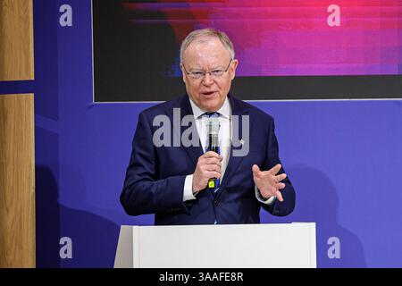Messerundgang von Bundeskanzler Olaf Scholz Hannover Messe 2025: Hannover Hannover Messe, Messegelände Niedersachsen, Region Hannover Deutschland *** Rundgang durch Bundeskanzler Olaf Scholz Hannover Messe 2025 Hannover Messe, Niedersachsen Messe, Region Hannover Deutschland Stockfoto