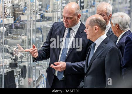 Messerundgang von Bundeskanzler Olaf Scholz Hannover Messe 2025: Halle 7, Stand A32, Firma Festo Automatisierungstechnik: OLAF Scholz SPD Bundeskanzler Stephan weil SPD Niedersächsischer Ministerpräsident StÃ phane Dion Sondergesandter für die Europäische Union und Europa des Partnerland Kanadas. Hannover Hannover Messe, Messegelände Niedersachsen, Region Hannover Deutschland *** Messeführung durch Bundeskanzler Olaf Scholz Hannover Messe 2025 Halle 7, Stand A32, Festo Automatisierungstechnik Olaf Scholz SPD Bundeskanzler Stephan weil SPD Ministerpräsident Niedersachsens Stáphane Stockfoto