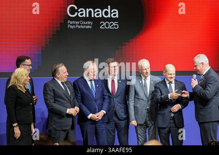 Messerundgang von Bundeskanzler Olaf Scholz Hannover Messe 2025: OLAF Scholz SPD Bundeskanzler Stephan weil SPD Niedersächsischer Ministerpräsident StÃ phane Dion Sondergesandter für die Europäische Union und Europa des Partnerland Kanadas. Hannover Hannover Messe, Messegelände Niedersachsen, Region Hannover Deutschland *** Rundgang durch Bundeskanzler Olaf Scholz Hannover Messe 2025 Olaf Scholz SPD Bundeskanzler Stephan weil SPD Ministerpräsident Niedersachsens Stephan Dion Sondergesandter für die Europäische Union und Europa des Partnerlandes Kanada Hannover Messe Stockfoto
