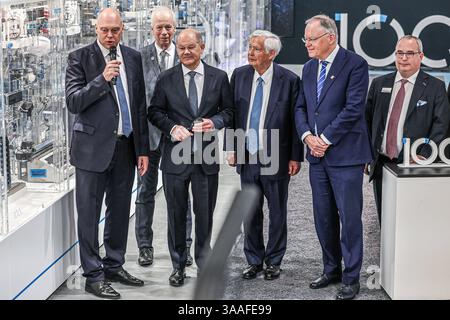 Messerundgang von Bundeskanzler Olaf Scholz Hannover Messe 2025: Halle 7, Stand A32, Firma Festo Automatisierungstechnik: OLAF Scholz SPD Bundeskanzler Stephan weil SPD Niedersächsischer Ministerpräsident StÃ phane Dion Sondergesandter für die Europäische Union und Europa des Partnerland Kanadas. Hannover Hannover Messe, Messegelände Niedersachsen, Region Hannover Deutschland *** Messeführung durch Bundeskanzler Olaf Scholz Hannover Messe 2025 Halle 7, Stand A32, Festo Automatisierungstechnik Olaf Scholz SPD Bundeskanzler Stephan weil SPD Ministerpräsident Niedersachsens Stáphane Stockfoto