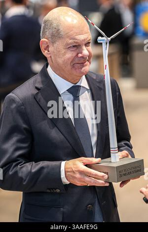 Messerundgang von Bundeskanzler Olaf Scholz Hannover Messe 2025: Halle 5, Stand B16, Firma Flender, Hersteller von mechanischen und elektrischen Antriebssystemen: OLAF Scholz SPD Bundeskanzler mit dem Modell einer Windkraftanlage Hannover Messe, Messegelände Niedersachsen, Region Hannover Deutschland *** Messerundgang durch Bundeskanzler Olaf Scholz Hannover Messe 2025 Halle 5, Stand B16, Flender, Hersteller von mechanischen und elektrischen Antriebssystemen Olaf Scholz SPD Bundeskanzler mit einem Modell einer Windkraftanlage Hannover Messe, Niedersachsen Messegelände, Hanno Stockfoto