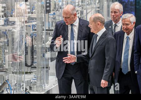 Messerundgang von Bundeskanzler Olaf Scholz Hannover Messe 2025: Halle 7, Stand A32, Firma Festo Automatisierungstechnik: OLAF Scholz SPD Bundeskanzler Stephan weil SPD Niedersächsischer Ministerpräsident StÃ phane Dion Sondergesandter für die Europäische Union und Europa des Partnerland Kanadas. Hannover Hannover Messe, Messegelände Niedersachsen, Region Hannover Deutschland *** Messeführung durch Bundeskanzler Olaf Scholz Hannover Messe 2025 Halle 7, Stand A32, Festo Automatisierungstechnik Olaf Scholz SPD Bundeskanzler Stephan weil SPD Ministerpräsident Niedersachsens Stáphane Stockfoto