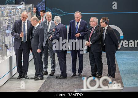 Messerundgang von Bundeskanzler Olaf Scholz Hannover Messe 2025: Halle 7, Stand A32, Firma Festo Automatisierungstechnik: OLAF Scholz SPD Bundeskanzler Stephan weil SPD Niedersächsischer Ministerpräsident StÃ phane Dion Sondergesandter für die Europäische Union und Europa des Partnerland Kanadas. Hannover Hannover Messe, Messegelände Niedersachsen, Region Hannover Deutschland *** Messeführung durch Bundeskanzler Olaf Scholz Hannover Messe 2025 Halle 7, Stand A32, Festo Automatisierungstechnik Olaf Scholz SPD Bundeskanzler Stephan weil SPD Ministerpräsident Niedersachsens Stáphane Stockfoto